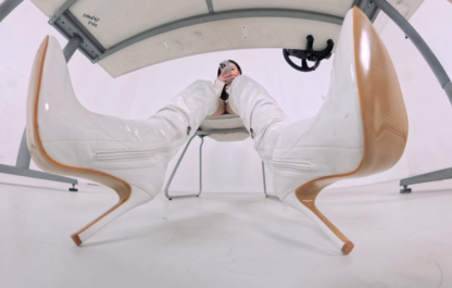 （VR180）Tinyman-Ep9-Lurking under feet of show girl - Image 2