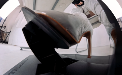 （VR180）Tinyman-Ep9-Lurking under feet of show girl - Image 5